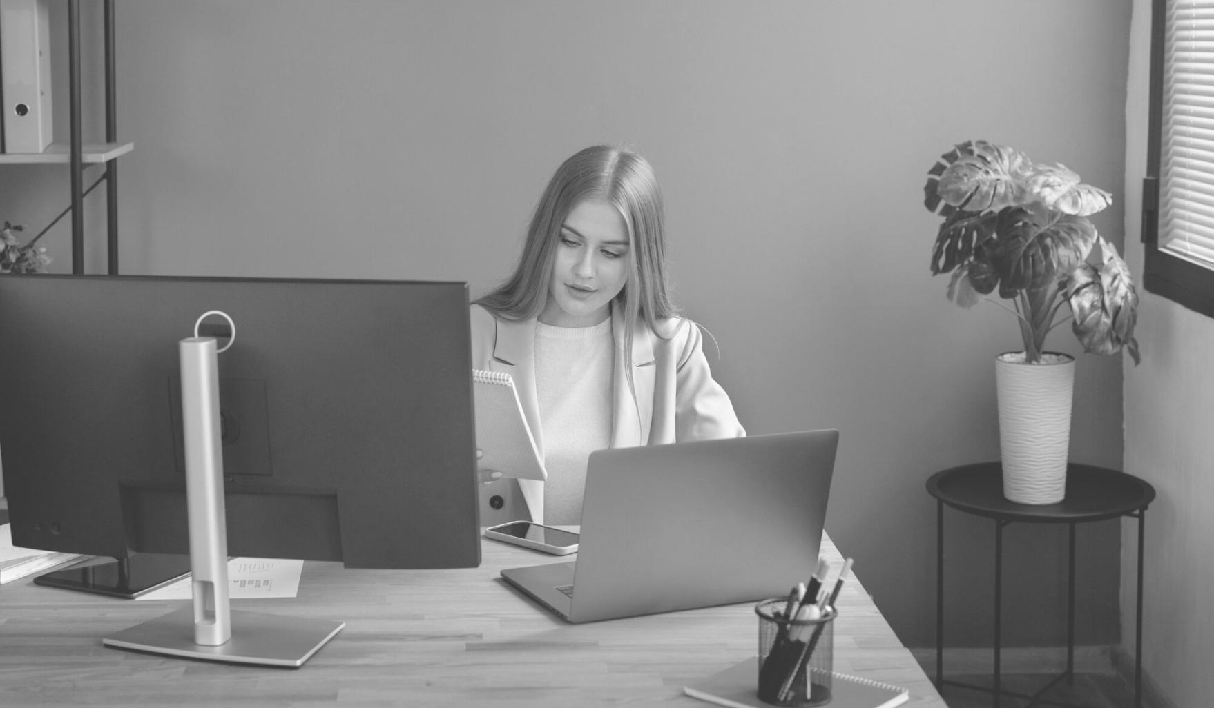 Lernende beim Studium von Finanzunterlagen